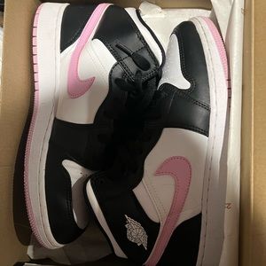 PINK AND BLACK AIR JORDENS 1 MIDS. 
Size 7 youth. 8 in womens